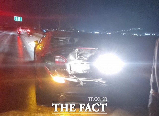 아산 인주 산업단지 인근 도로에서 빙판길에 미끄러진 화물차를 돕던 외국인 노동자들이 2차 교통사고로 숨졌다. / 아산소방서 제공