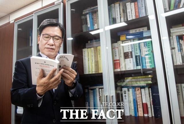 박형남 판사가 <더팩트> 취재진과 인터뷰 중 신작 <법정에서 못다 한 이야기>를 소개하고 있다. /이동률 기자