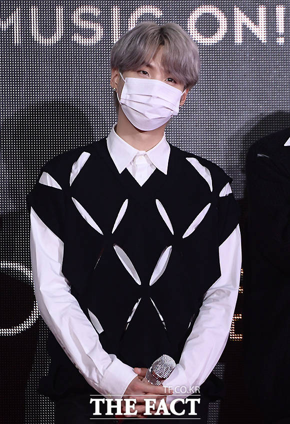 최근 코로나19 확진 판정을 받은 방탄소년단 슈가가 전 매우 괜찮습니다. 너무 걱정 말아요라고 글을 남기며 팬들을 안심시켰다. 사진은 지난 10월 2021 더팩트 뮤직 어워즈 참석 당시 모습. /배정한 기자