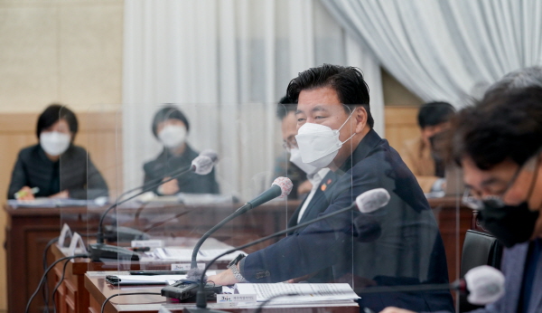 구만섭 제주도지사 권한대행은 최근 폭설 대응에 애쓴 공직자들과 코로나19 확산 방지를 위해 적극 협조한 도민들께 감사의 말을 전했다./제주도 제공