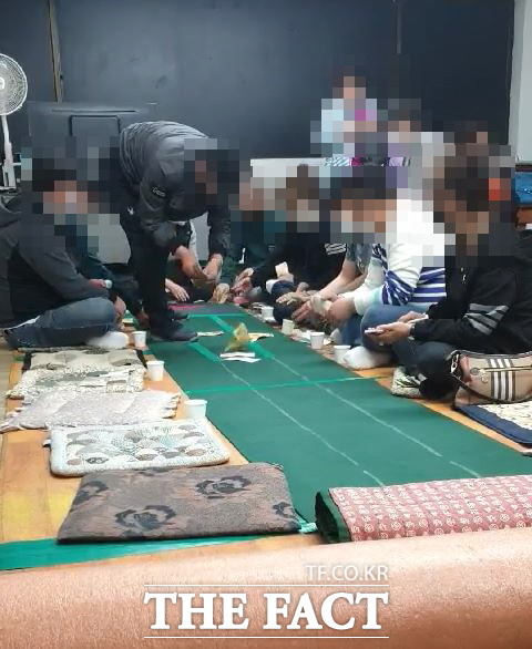 심야에 부산 등 도심 외진 곳에 있는 건물의 빈 사무실에서 도박장을 개설, 운영해 온 조직폭력배 등이 경찰에 붙잡혔다/부산경찰청 제공.