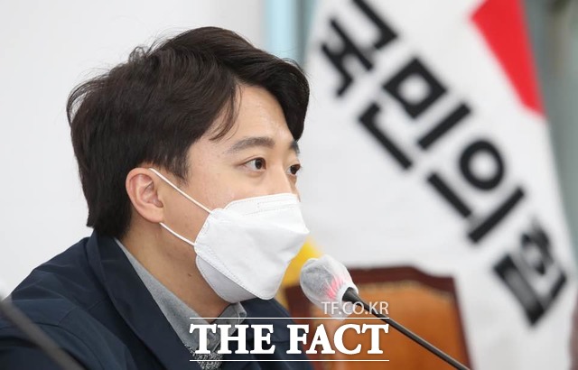 이준석 국민의힘 대표는 지난 23일 윤핵관을 비판하면서 선대위에 참여하지 않는 것으로 알려진 장제원 의원이 저도 모르는 얘기를 줄줄이 내놓는다며 장 의원이 굉장히 정보력이 좋으시거나 아니면 핵심 관계자임을 선언하신 것이라고 했다. 이 대표가 지난 21일 국회에서 기자회견을 열고 중앙선거대책위원회의 모든 직책을 내려놓겠다고 밝히는 모습. /국회사진취재단