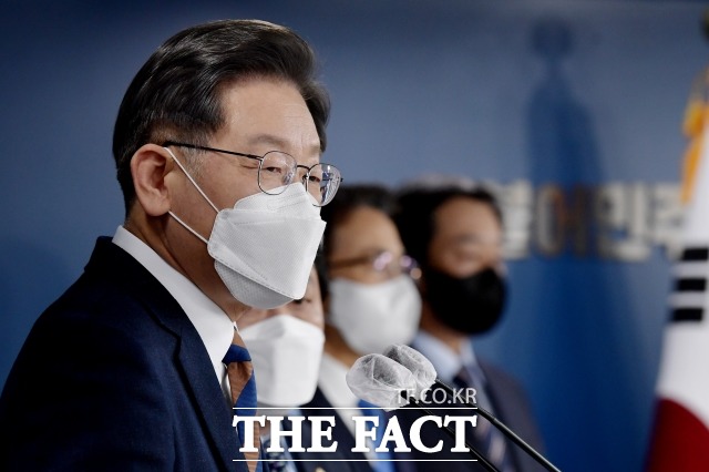 이재명 더불어민주당 대선 후보가 28일 학부생은 제한을 두지 않고 취업 후 상환 학자금을 이용할 수 있도록 하겠다고 공약을 발표했다. 지난 24일 오후 서울 여의도 중앙당사에서 공약을 발표하는 이 후보. /이선화 기자