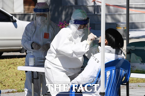 코로나19 방역요원들이 검체검사를 하고 있다./안동=이민 기자