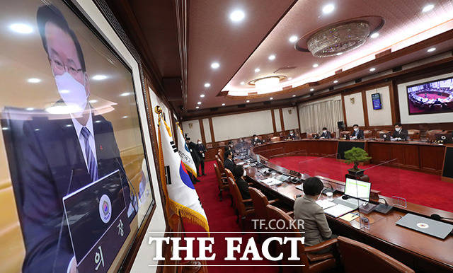 28일 오전 서울 종로구 정부서울청사에서 열린 세종-서울 간 영상 국무회의에서 김부겸 국무총리가 화면을 통해 모두발언을 하고 있다./임영무 기자