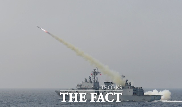 해군이 한국형 구축함(KDX-1) 을지문덕함의 성능을 개량해 28일 해군에 인도했다. 사진은 동해에서 미사일을 발사하는 동급 양만춘함. /해군