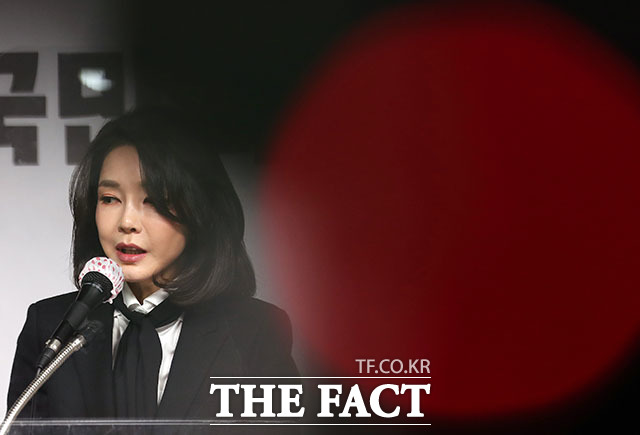윤석열 국민의힘 대선 후보의 배우자 김건희 씨가 26일 오후 서울 여의도 국민의힘 당사에서 허위경력 의혹 등에 대한 입장문 발표를 하고 있다. /남윤호 기자