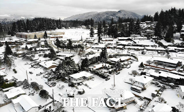 27일(현지시간) 미국 워싱턴주 벨링햄에 주말 동안 약 30cm의 눈이 내린 가운데 마을이 눈으로 덮여 있다. /벨링햄=AP.뉴시스
