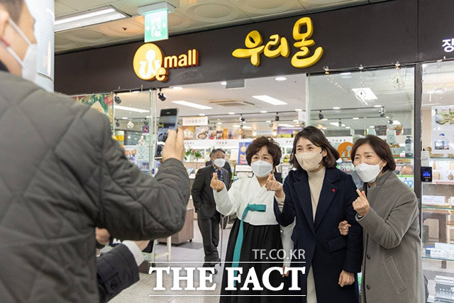 김혜경 씨가 대구 지하철 2호선 성서산업단지역 장애인기업 제품을 판매하는 우리몰을 방문해 관계자들과 기념사진을 찍고 있다.