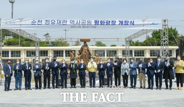 순천시가 정유재란 역사공원 내 23억여원을 투입하는 정유재란 역사체험 학습장 전시연출 사업이 지명경쟁으로 진행되면서 일부 업체간 담합의 소지가 있다는 의문을 낳고 있다. 사진은 4월28일 정유재란 역관사공원 안에 조성된 평화광장 개장식 모습이며 본 기사내용과 관렵없음. /더팩트DB