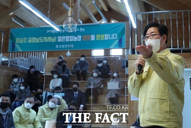 양승조 충남지사가 29일 홍성군을 방문해 군민과의 대화를 하고 있다. /충남도 제공