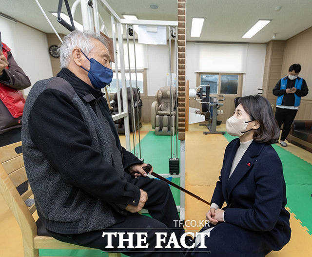 이재명 더불어민주당 대선 후보의 부인 김혜경 씨(오른쪽)가 28일 경북 영천시 장애인종합복지관에 방문해 한 어르신과 인사를 나누고 있다./이재명 캠프 제공