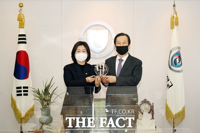 권혜란 대전세종충남혈액원장이 황선조 총장에게 충남도지사 표창을 전달하고 기념촬영을 하고 있다. / 선문대 제공