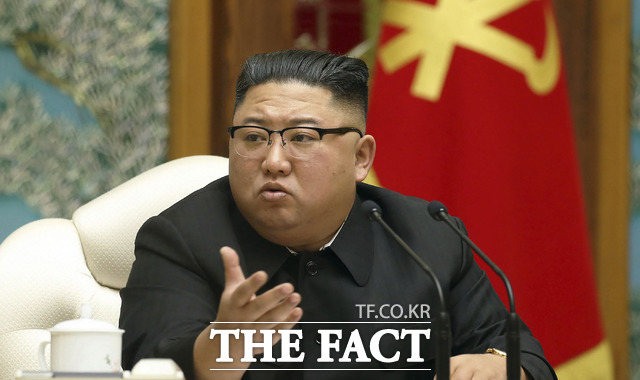 김정은 북한 노동당 국무위원장이 지난해 12월 15일 평양에서 열린 노동당 정치국 회의에 참석하고 있다. /평양=AP.뉴시스