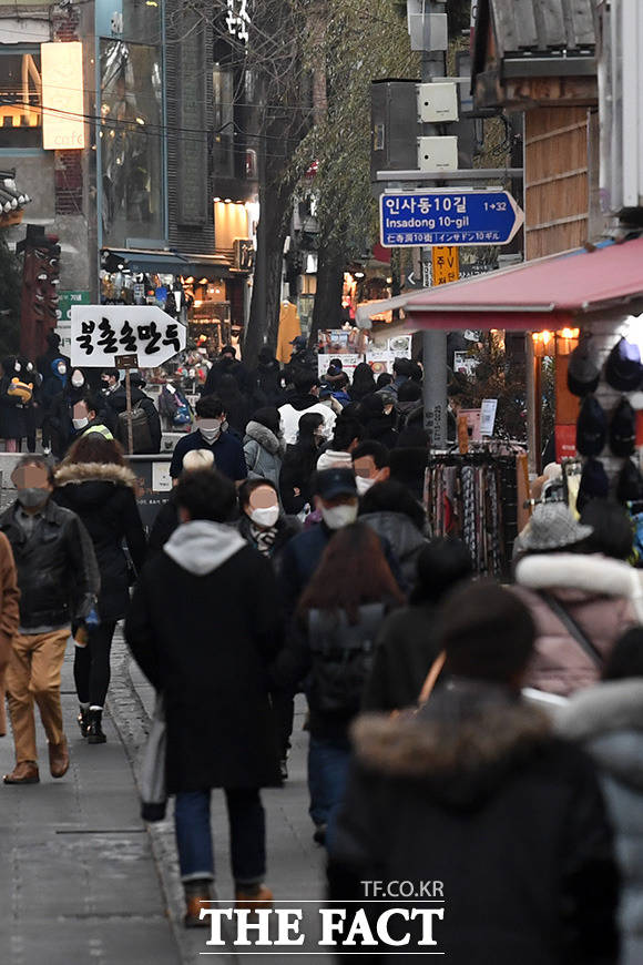 2022년 임인년 새해를 사흘 앞둔 29일 오후 서울 종로구 인사동을 방문한 시민들이 거리를 거닐고 있다./남용희 기자