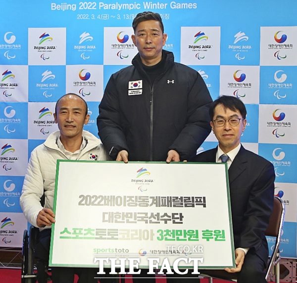 서울 올림픽공원 내 벨로드롬에서 진행된 2022 베이징 동계패럴림픽 대한민국 선수단을 위한 후원금 전달식. 왼쪽부터 대한장애인체육회 정진완 회장, 장애인 아이스하키 국가대표팀 한민수 감독, 스포츠토토코리아 송영웅 대표이사../스포츠토토코리아 제공