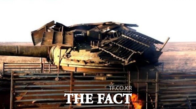 전차 포탑 상부와 방어용 케이지가 완전히 파괴된 모습. /마이클 맥케이 트위터