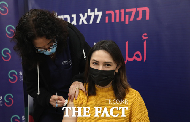28일(현지시간) 이스라엘 중부 라마트간의 셰바 메디컬 센터에서 한 여성이 코로나19 백신 4차 접종을 하고 있다. /라마트간=신화.뉴시스