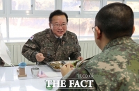  신병들과 점심 식사하는 김부겸 국무총리 [TF사진관]