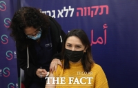  이스라엘, '세계 최초' 코로나19 4차 백신 '시험 접종' [TF사진관]