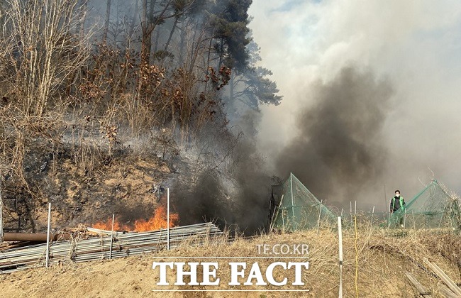 30일 오후 2시 30분쯤 경북 봉화군 명호면 양곡리 한 야산에 발생한 산불이 산림 약 0.5ha가량을 태우고 산림당국에 의해 2시간여만에 진화됐다./봉화군 제공