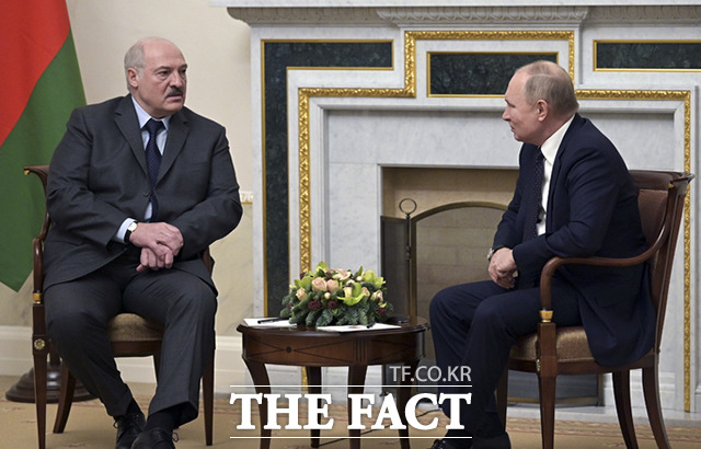 알렉산드르 루카셴코 벨라루스 대통령(왼쪽)과 블라드미르 푸틴 러시아 대통령이 29일(현지시간) 러시아 상트페테르부르크의 콘스탄티노프 궁전에서 회담을 갖고 있다. /상트페테르부르크=AP.뉴시스