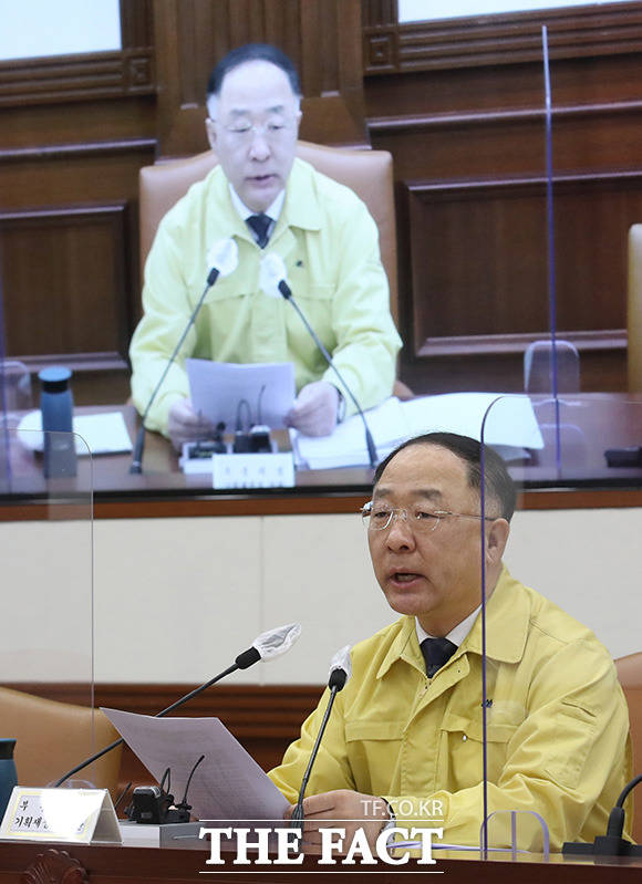 홍남기 경제부총리 겸 기획재정부 장관이 30일 서울 종로구 정부서울청사에서 열린 제51차 비상경제 중앙대책본부회의에서 모두 발언을 하고 있다./임영무 기자