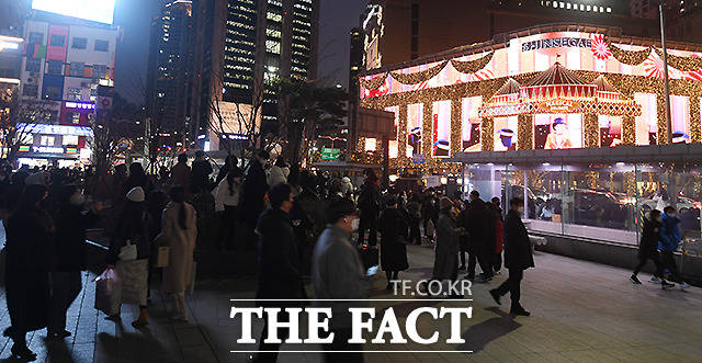 백화점 맞은편 서울중앙우체국 앞 광장이 시민들로 붐비고 있다.