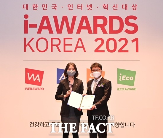 롯데면세점 웹어워드 코리아 2021에서 모바일웹 부문 최고대상과 PC웹 부문 대기업종합분야 대상을 수상했다. 사진은 안재옥 롯데면세점 브랜딩팀장(왼쪽)과 유인호 아이어워즈위원회 위원장 모습. /롯데면세점 제공
