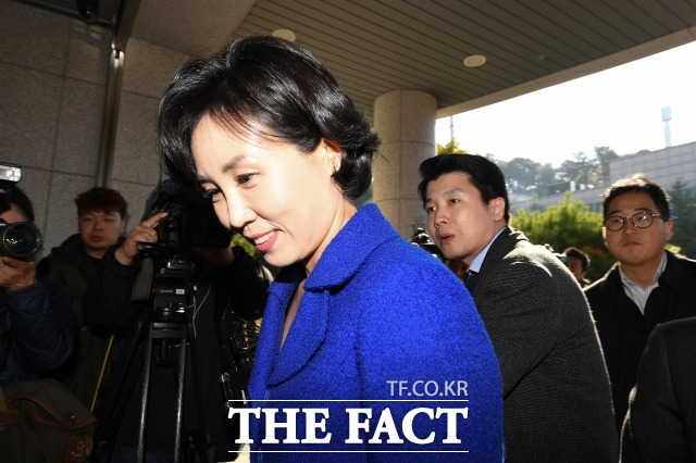 국민의힘은 30일 혜경궁 김씨는 (이재명 대선 후보 배우자) 김혜경 씨라고 다시 주장하고 나섰다. 이양수 중앙선거대책위원회 수석대변인은 이날 오전 국회 소통관 기자회견장에서 혜경궁 김씨가 김혜경 씨라는 증거를 공개한다. 거짓말하는 지도자를 원하는 국민은 없다며 수사 재개를 촉구했다. 지난 2018년 혜경궁 김씨 트위터 계정 소유주 논란과 관련해 경기남부지방경찰청에 피고발인 신분으로 출석 당시 김 씨. /더팩트 DB