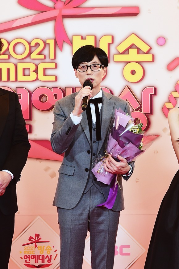 유재석이 29일 서울 마포구 상암MBC 공개홀에서 열린 2021 MBC 방송연예대상에서 대상을 수상했다. /MBC 제공