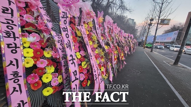 30일 오후 서울 강남구 삼성병원 앞 도로가 박근혜 전 대통령의 지지자들이 보낸 화환으로 채워졌다. /정용석 기자