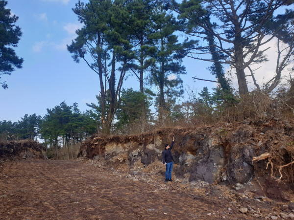 불법 산림훼손 후 절토하여 무단으로 진입로를 개설한 현장./제주도 제공
