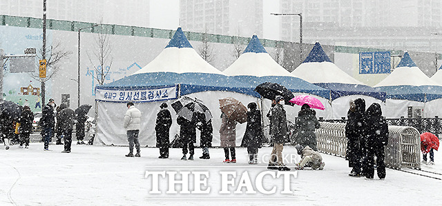 12월18일 오후 서울 송파구 올림픽공원 평화의문 광장 임시선별검사소에서 시민들이 눈을 맞으며 검사를 기다리고 있다. /이새롬 기자
