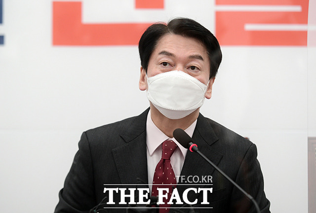 안철수 국민의당 대선후보는 31일 공수처의 통신 조회 논란에 대해 정권의 흥신소라며 법에 의해 부여된 권한을 자신들의 진영과 패거리를 위해 쓰는 권력의 사유화가 어떤 것인지를 제대로 보여줬다고 비판하며 폐지를 주장했다. /이선화 기자