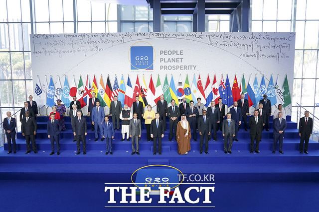 문재인 대통령이 지난해 10월 30일 이탈리아 로마 누볼라 컨벤션에서 열린 G20 공식 환영식에서 각국 정상들과 기념촬영을 하고 있다. /청와대 제공