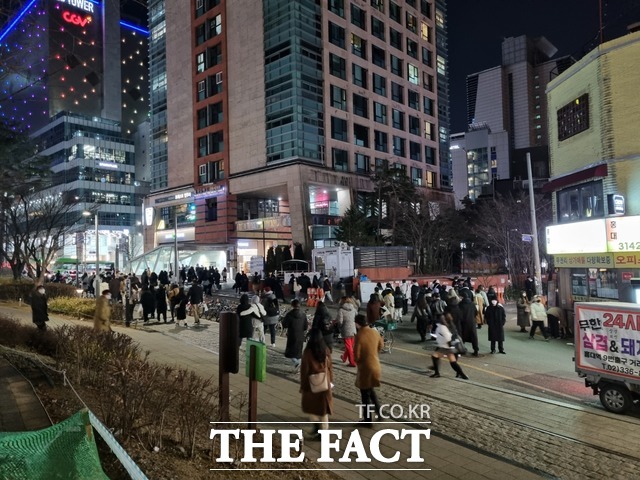 서울의 최저 기온이 영하 7도까지 떨어진 12월30일 밤 홍대 거리, 오후 9시가 가까워지자 거리 곳곳에서 사람들이 쏟아져 나와 지하철역으로 향하는 진풍경이 벌어졌다. /이선영 인턴기자