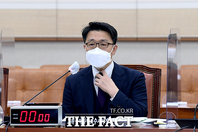 김진욱 공위공직자범죄수사처장은 지난달 30일 오후 국회에서 열린 법제사법위원회 전체회의에서 공수처의 야당 대선 후보 및 국회의원 등의 통신자료 조회 논란에 대해 사찰과 무관한 적법한 통신자료 요청이었다라고 반박했다. /이선화 기자