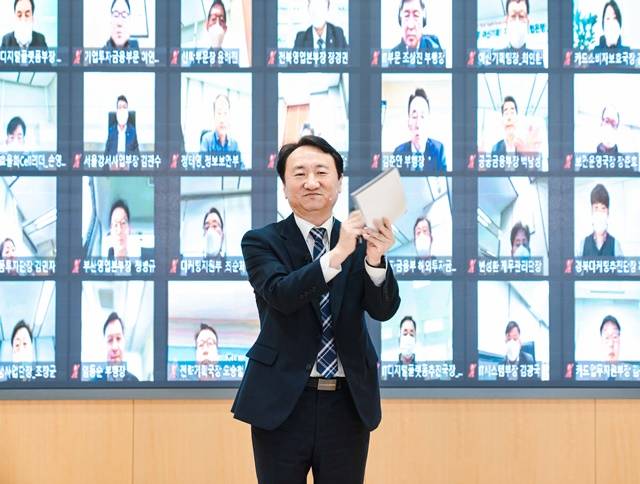 권준학 은행장이 30일 서울시 중구 농협은행 본사에서 화상으로 진행된 2022년 경영목표 달성 결의대회에서 임직원들과 함께 고객중심 초혁신 디지털 뱅크로 도약하겠다는 의지를 다짐했다. /NH농협은행 제공