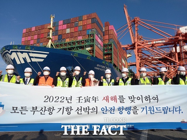 이재명 민주당 대선 후보는 이날 1일 오후 부산 강서구 부산신항4부두에 방문했다. / 부산=조탁만 기자.