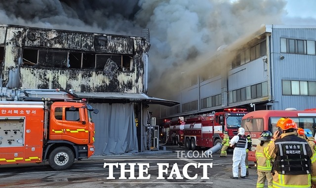 아산 귀뚜라미 보일러 공장에서 화재가 나 소방당국이 진화 작업을 하고 있다. / 독자제공