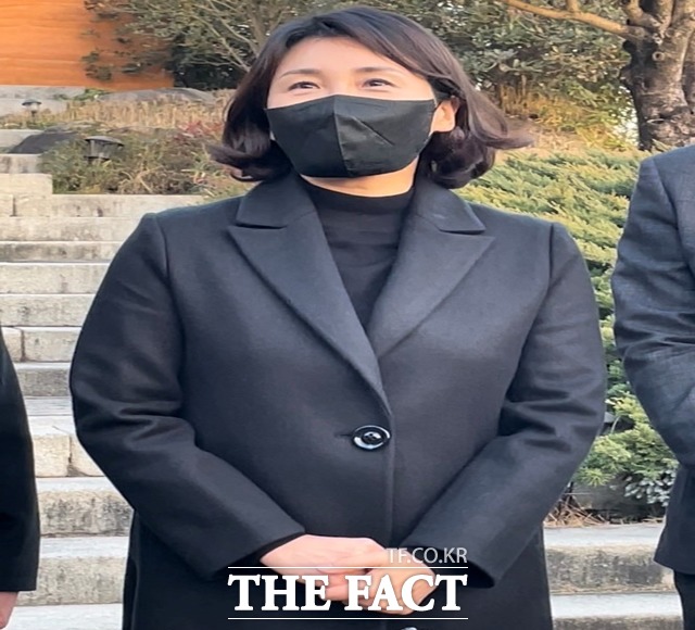 더불어민주당 이재명 대선 후보의 배우자인 김혜경씨가 1일 김해 봉하마을을 찾아 고 노무현 전 대통령 묘역을 참배하고 권양숙 여사를 예방했다./김해=강보금 기자