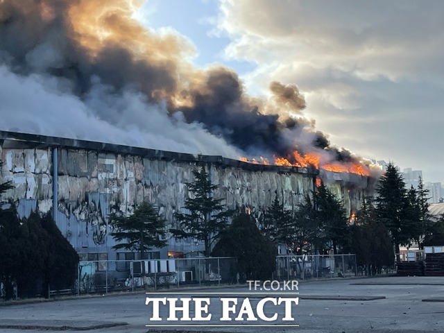 아산 귀뚜라미 보일러 공장에서 화재가 나 소방당국이 진화 작업을 하고 있다. / 독자제공