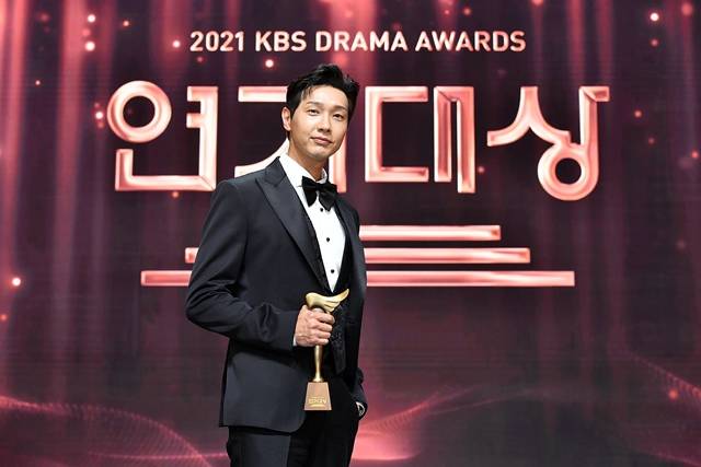 배우 지현우가 2021 KBS 연기대상 대상을 거머쥐었다. 그는 현재 방영 중인 신사와 아가씨에서 이영국 역을 맡아 열연을 펼치고 있다. /KBS 제공