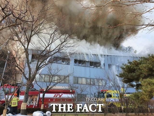 아산 귀뚜라미 보일러 공장에서 불이나 소방당국이 진화작업을 하고 있다. / 독자제공