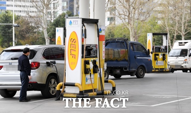 1일 한국석유공사 유가정보사이트 오피넷에 따르면 12월 마지막 주 주유소 휘발유 판매가격은 전주 대비 8.4원 내린 리터당 1626.2원이다. /더팩트 DB