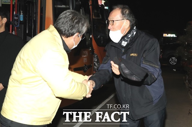 유진섭 시장은 새벽 첫차를 준비하는 운수종사자, 환경관리원, 소방 공무원, 정읍역 근무자, 새마을 부녀회를 찾아 격려했다. / 정읍시 제공