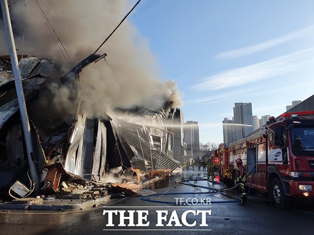 아산 귀뚜라미 보일러 공장에서 불이나 소방 당국이 진화작업을 하고 있다. / 아산소방서 제공
