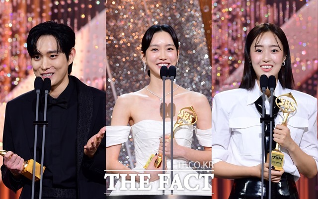 김영대 한지현 최예빈(왼쪽부터 차례대로)을 비롯한 신인배우 6명이 2021 SBS 연기대상에서 신인상을 공동 수상했다. /SBS 제공