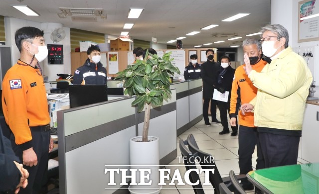 유진섭 시장은 시민 안전을 위해 밤낮없이 고생하는 소방 공무원과 시민들의 여객을 위해 고생하는 정읍역 근무자 격려를 위해 정읍소방서와 정읍역을 방문해 근무 여건을 살펴보고 애로사항을 청취했다. / 정읍시 제공